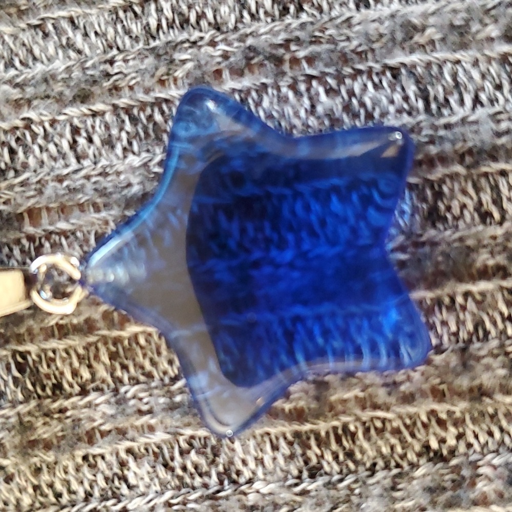 Glass star pendant necklace - Picture 2 of 3